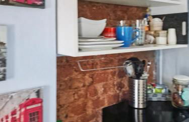 Cosy Studio in Hampton Hill short Walk to Bushy Park with Free Parking and WiFi and Pets welcome - Foto 5