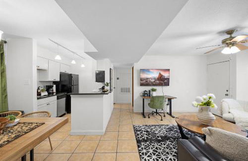 Sophisticated 2BR 2BA by TAMU, King Bed, Washer & Dryer, Smart TV - Foto 13