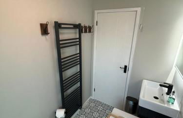 Redwing Retreat Bicester Village - Stylish Retreat Steps from the Shops - 2 Bed House with Garden and Parking - Foto 44