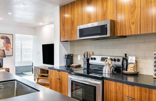 Modern Rustic Stay with Hot Tub near Downtown - Foto 2