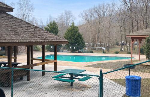 4 BR Mountain Cabin with Hot Tub & Fire Pit in GA - Foto 2