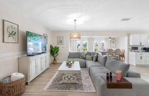 Brand New Saltwater Pool! - Waterfront Canal - Luxury Home - Foto 11