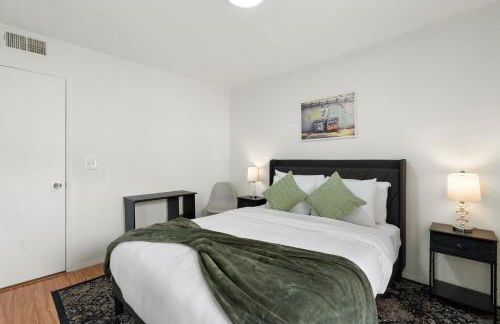 Mid-Century, Two-story with private Balconies & Pool view - Foto 14