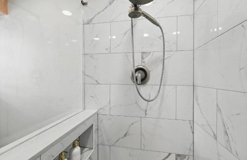 5BR w Pool, Golf Simulator, Game Room & EV Charger - Foto 24