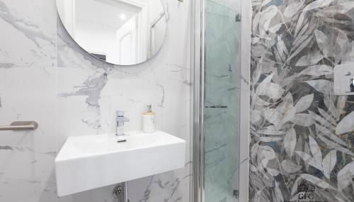 GFC Eternal Rome Apartment - 5min to Tiburtina Station MetroB, 2 Bathrooms, Terrace, A-C - Photo 4, Shower