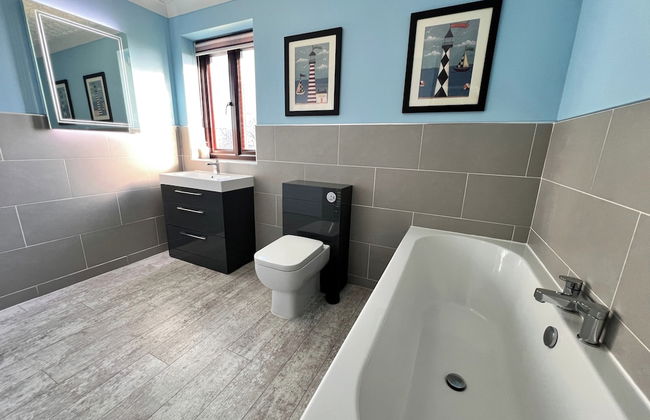 Detached Farmhouse 4 Bed/sleeps 9, Mountain Views! - Photo 18