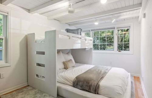 Modern Organic Home with Backyard Creek near State Park - Foto 24