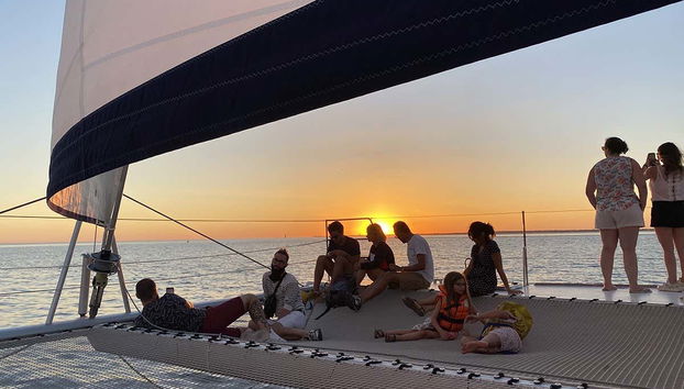 Desfrutando do entardecer do convés do catamarã