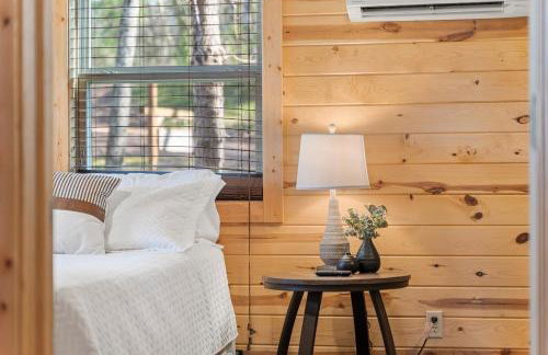 Cabin 1 - Peaceful Cabin Near River with Fire Pit and Hot Tub - Foto 36