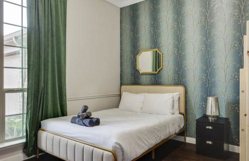 5-Bed 2-Bath with Pool & Backyard Retreat - Foto 28