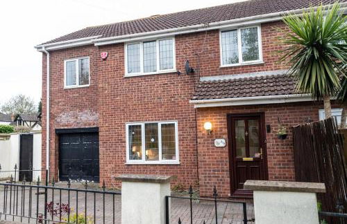 Elegant 5-Bed Home, Families & Friends, Sleeps 6, Parking, Free Wi-Fi - Foto 50