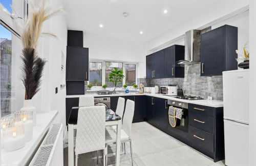 Deja Two Luxe 4BR House By AltoLuxo Short Lets & Serviced Accommodation With Free WiFi & Parking - Foto 11