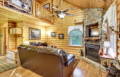 Backyard and Porch Rural Cosby Log Cabin! - Foto 6