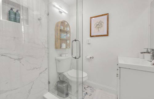 Bright and Airy Apartment on Flamingo Dr - Foto 11