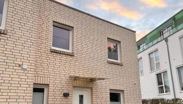 Ella House - Photo 2