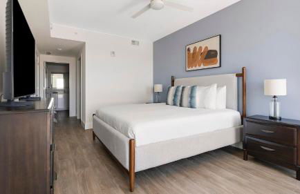 Landing Incredible 2BD Pool - Photo 9