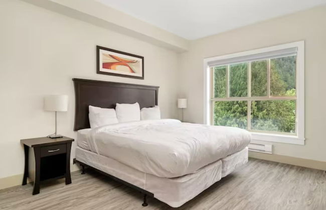 Harrison Lake Pets Welcome 3BR Suite - Photo 4