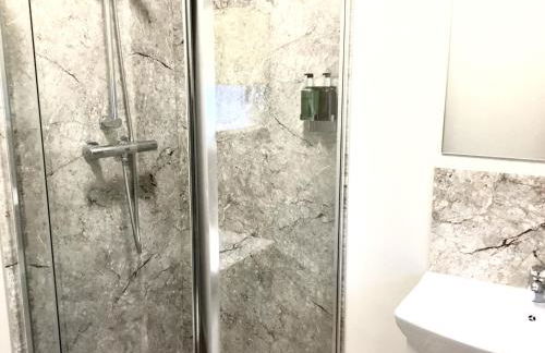 Pinewood Cottage Self Catering Apartments and studio apartments - Photo 18