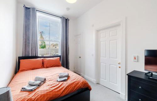 The Central 3BR First-Floor Apartment - Photo 12