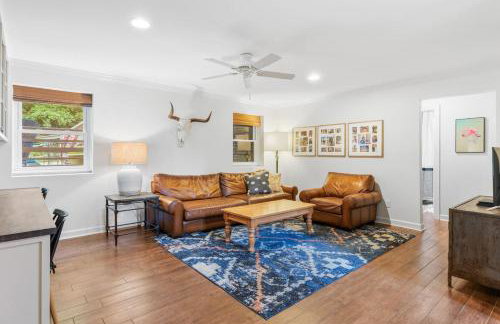 Updated and Spacious Home with Huge Yard Office and Decks - Foto 33