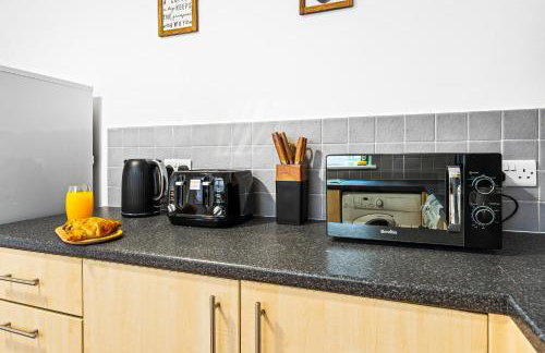 Comfortable 4 Bed Home - Free Parking & Fast WiFi - Foto 49