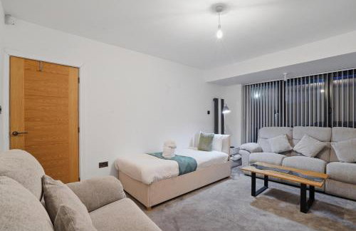 Spacious Modern 4BR Home 2 Luxury Bathrooms Private Parking Near M54, M6, JLR & WV1 - Foto 18