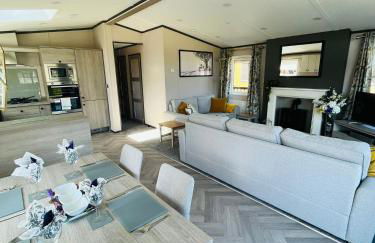 Laburnum Lodge with Hot Tub - Foto 9