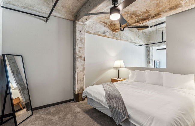 Luxury Historic Loft with Gym - Photo 68