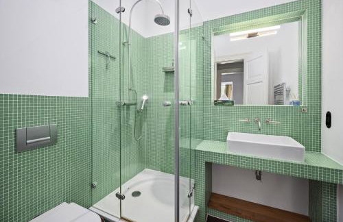 GUT KLETKAMP "Penthouse im Schloss" - Premium-Ferienwohnung mit 5 Schlafzimmern auf 400qm I Kamin I 2 Wohnzimmer I Garten & Terrasse I Wald- und Seeblick I Profi-Küche I 15 Min zur Ostsee I Parkplätze I WLAN - Foto 12