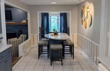 Walk to K-State, Sleeps 12, Pool Table, Hot Tub - Foto 56