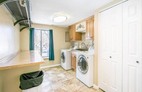 Spacious 3BR Basement Apt near Airport, Work, Ski - Photo 6