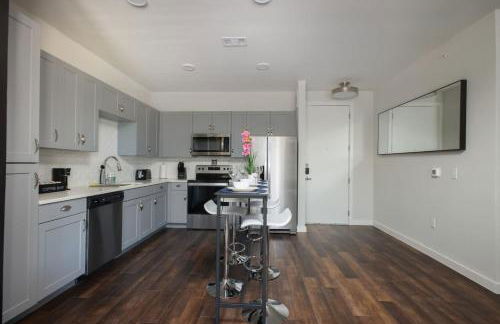 Stylish 2BR w Pool,Gym,Prking-Near Rvrwalk & Dome - Foto 9