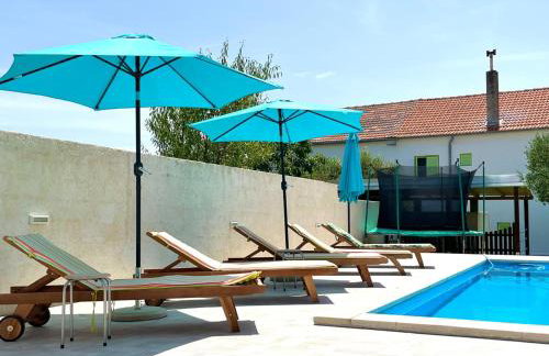 Stone & Sun Retreat with Private Pool - Foto 35