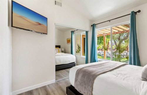 Experience Modern Luxury at Desert Hideaway - Foto 43