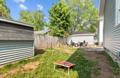 Roomy Central Hub, Games, Fire Pit & Downtown Fun - Foto 50