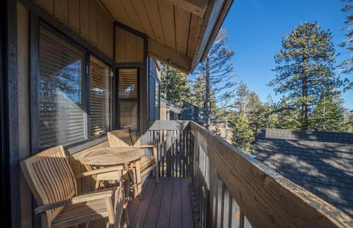 Mammoth Basecamp Condo with Views near Village with AC and Fireplace - Foto 22