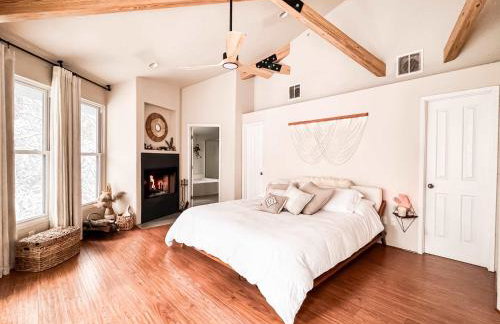 Wildland Aerie at Treehaus with Creekside Hot Tub Pets OK - Foto 1