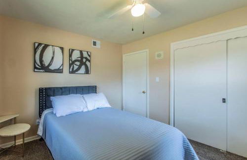 Spacious Home - Pet Friendly with Fenced Backyard - Foto 19