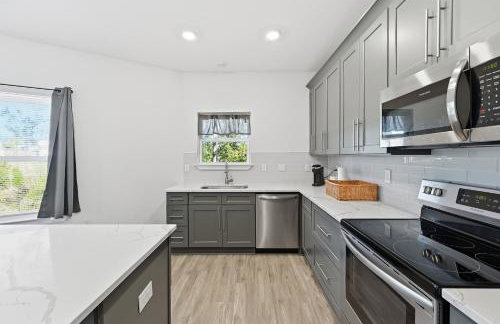 Modern Pine-Scented Retreat – 30 Mins to Beach! home - Foto 18