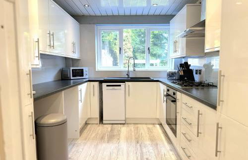 Serene 3-Bedroom Family Rochdale Home with Garden - Foto 6