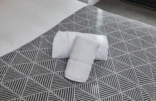 Cosy 3-Bedroom House in Seaham - Street Parking - Photo 17