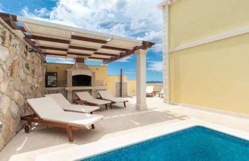 Modern Villa with Pool - Photo 36