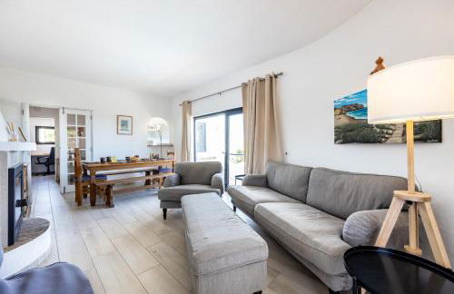 CoolHouses Algarve, Luz, 3 Bed villa, 1 bed studio, heated pool & jacuzzi, sea views, Casa Pequena - Foto 3