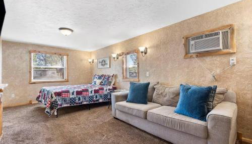 Couples Escape: Cozy Lakeside Cabin by the Marina - Holiday Home - Photo 3
