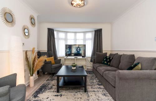 Spacious 4 Bed House Free Parking Near Station - Pass the Keys - Foto 2