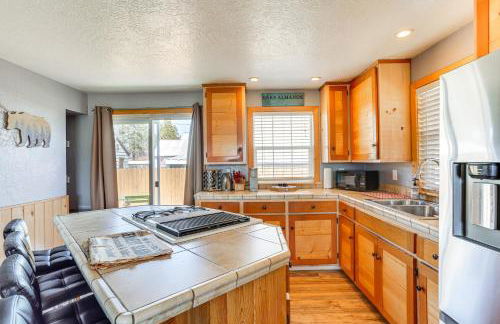 Less Than 1 Mi to Lake Almanor Home with Furnished Decks! - Foto 6