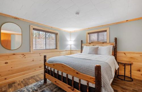 Riverfront Retreat in the White Mountains - 3BR Cozy Escape Near Ski & Hike - Foto 25