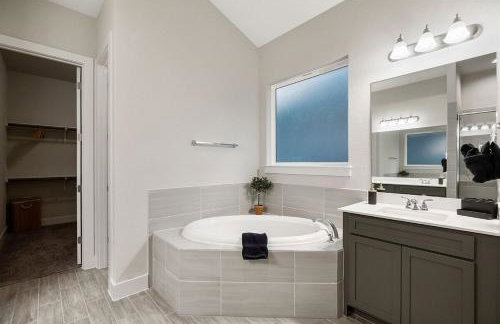 Luxe Modern 4B House with Office 20 min to DT - Foto 35