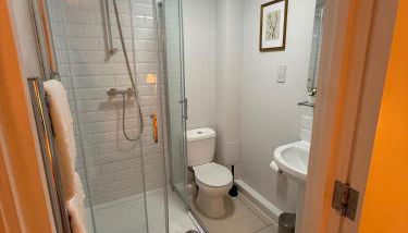 Stylish 2 bed Apartment, Rainham - Private Parking - Foto 2