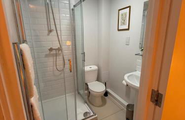 Stylish 2 bed Apartment, Rainham - Private Parking - Foto 2